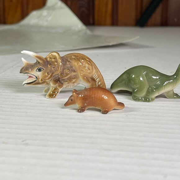 Vintage miniature Triceratops, Brontosaurus and an armadillo. - Picture 3 of 9